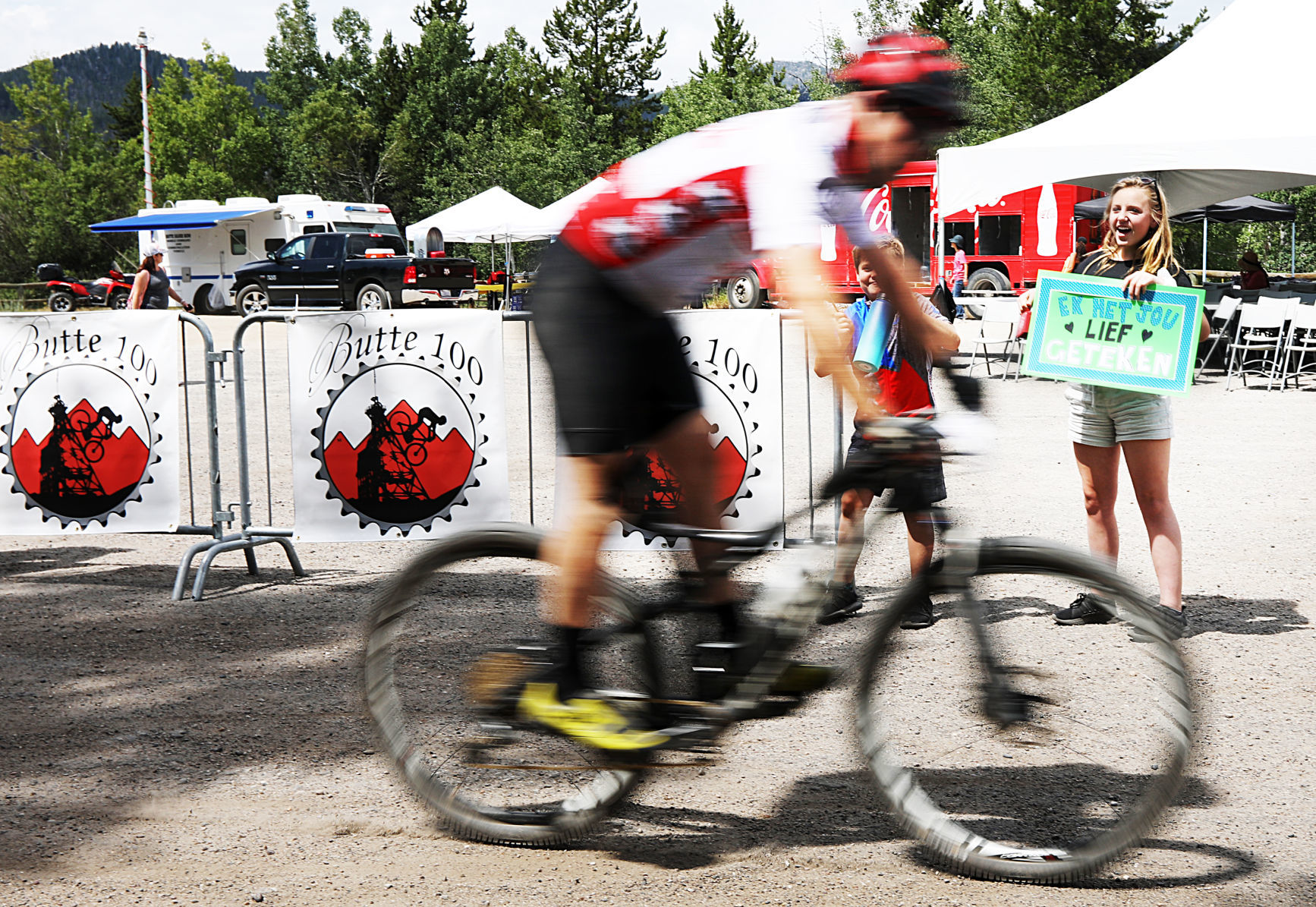 Proud kids cheer on their father during the Butte 100